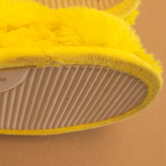 Women's Abound yellow fluffy slippers size M (7-8) - Picture 6 of 9